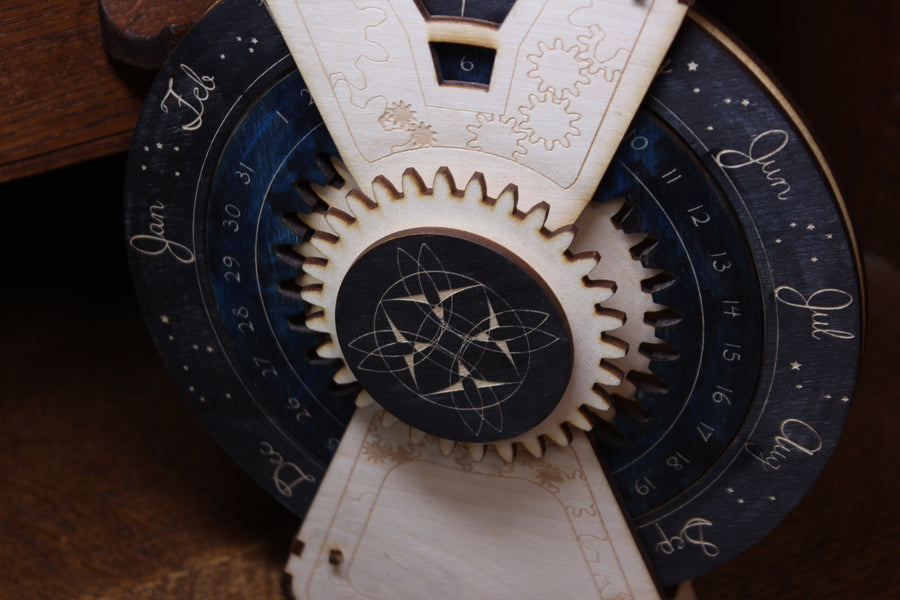 Gear operated perpetual table calendar