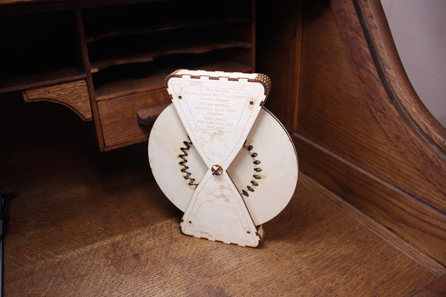 Gear operated perpetual table calendar