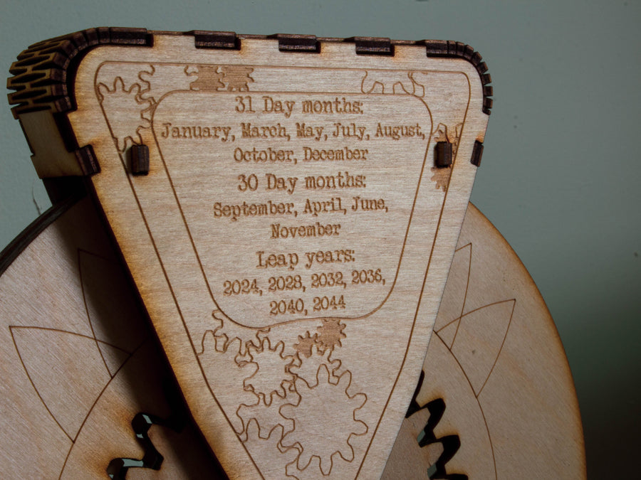 Gear operated perpetual table calendar